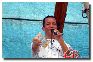 Ney Mourão segurando a nota de 10 reais que homenageava o povo brasileiro